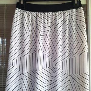 Worthington skirt size M. Black/white